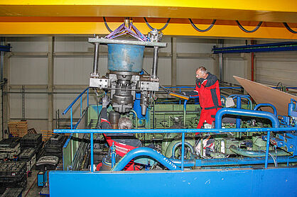 Ausbau einer Axialkolbenpumpe 900CV aus der Presse